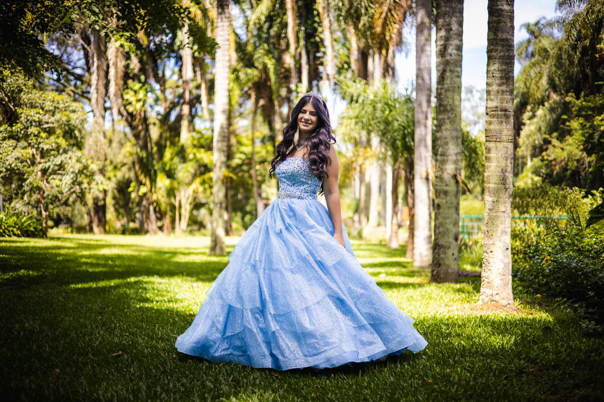 ensaio fotográfico, 15 anos, debutante, Museu do Ipiranga, museu, natureza, campo, vestido de debutante, luz natural, sol, elegância, juventude, celebração, flores, fotos externas, ensaio ao ar livre, beleza natural, sorriso, espontaneidade, emoção