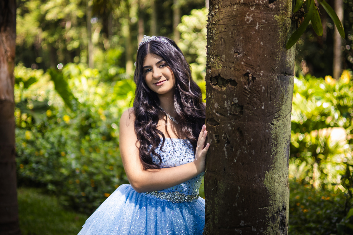 ensaio fotográfico, 15 anos, debutante, Museu do Ipiranga, museu, natureza, campo, vestido de debutante, luz natural, sol, elegância, juventude, celebração, flores, fotos externas, ensaio ao ar livre, beleza natural, sorriso, espontaneidade, emoção