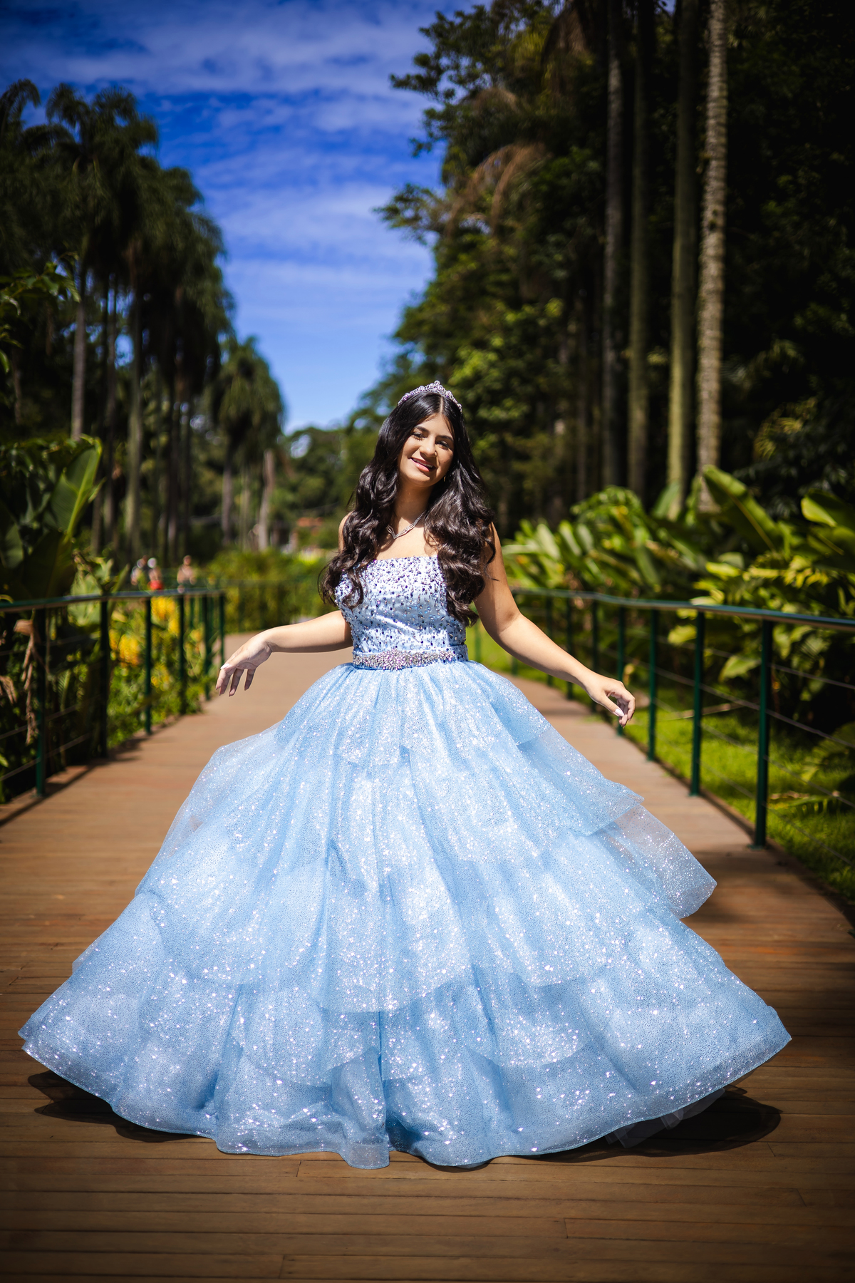 ensaio fotográfico, 15 anos, debutante, Museu do Ipiranga, museu, natureza, campo, vestido de debutante, luz natural, sol, elegância, juventude, celebração, flores, fotos externas, ensaio ao ar livre, beleza natural, sorriso, espontaneidade, emoção