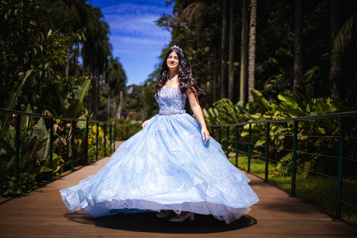 ensaio fotográfico, 15 anos, debutante, Museu do Ipiranga, museu, natureza, campo, vestido de debutante, luz natural, sol, elegância, juventude, celebração, flores, fotos externas, ensaio ao ar livre, beleza natural, sorriso, espontaneidade, emoção