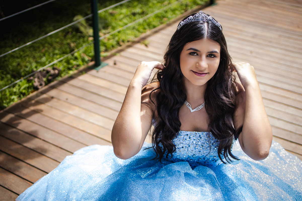 ensaio fotográfico, 15 anos, debutante, Museu do Ipiranga, museu, natureza, campo, vestido de debutante, luz natural, sol, elegância, juventude, celebração, flores, fotos externas, ensaio ao ar livre, beleza natural, sorriso, espontaneidade, emoção