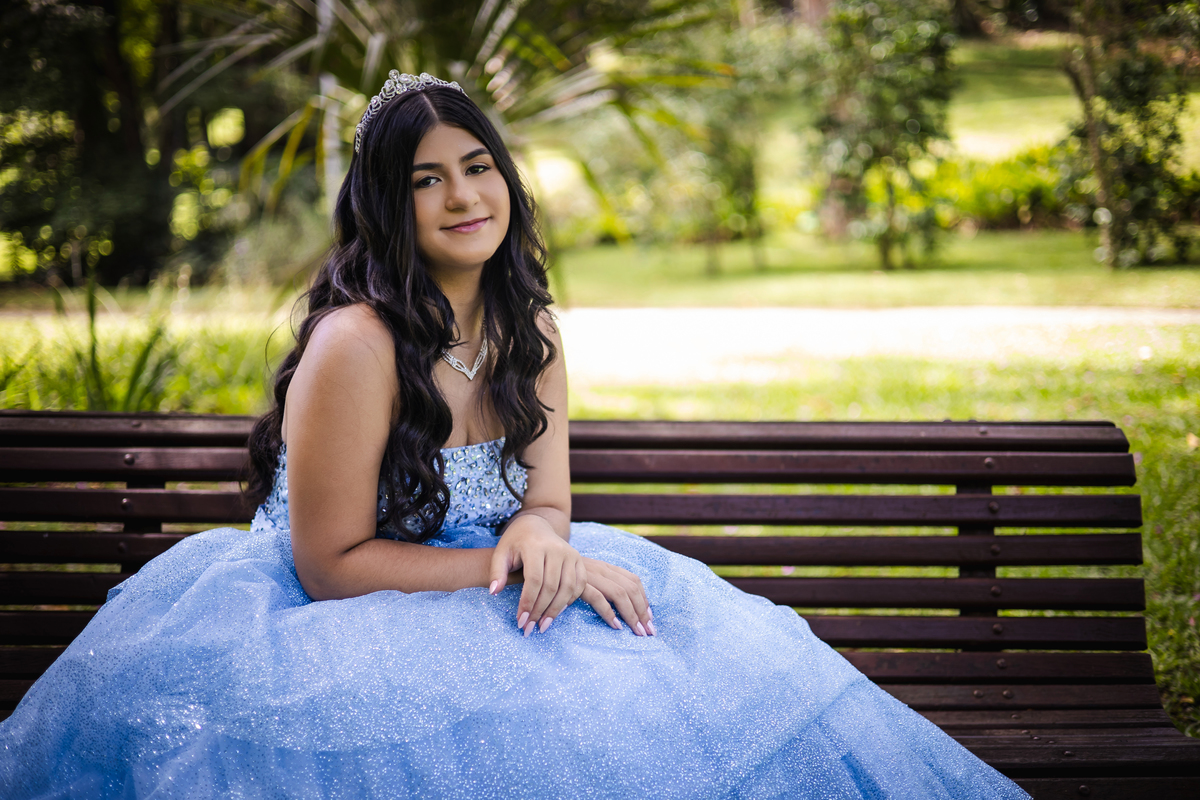 ensaio fotográfico, 15 anos, debutante, Museu do Ipiranga, museu, natureza, campo, vestido de debutante, luz natural, sol, elegância, juventude, celebração, flores, fotos externas, ensaio ao ar livre, beleza natural, sorriso, espontaneidade, emoção