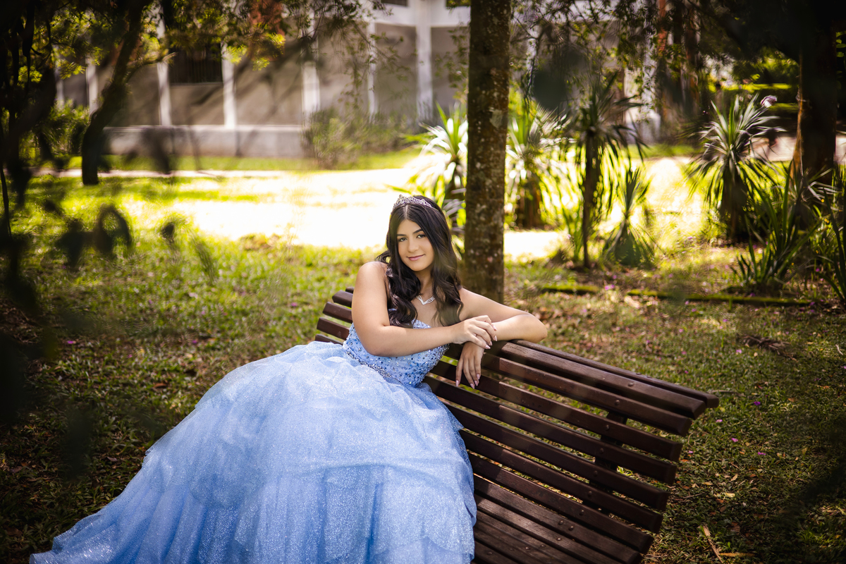 ensaio fotográfico, 15 anos, debutante, Museu do Ipiranga, museu, natureza, campo, vestido de debutante, luz natural, sol, elegância, juventude, celebração, flores, fotos externas, ensaio ao ar livre, beleza natural, sorriso, espontaneidade, emoção