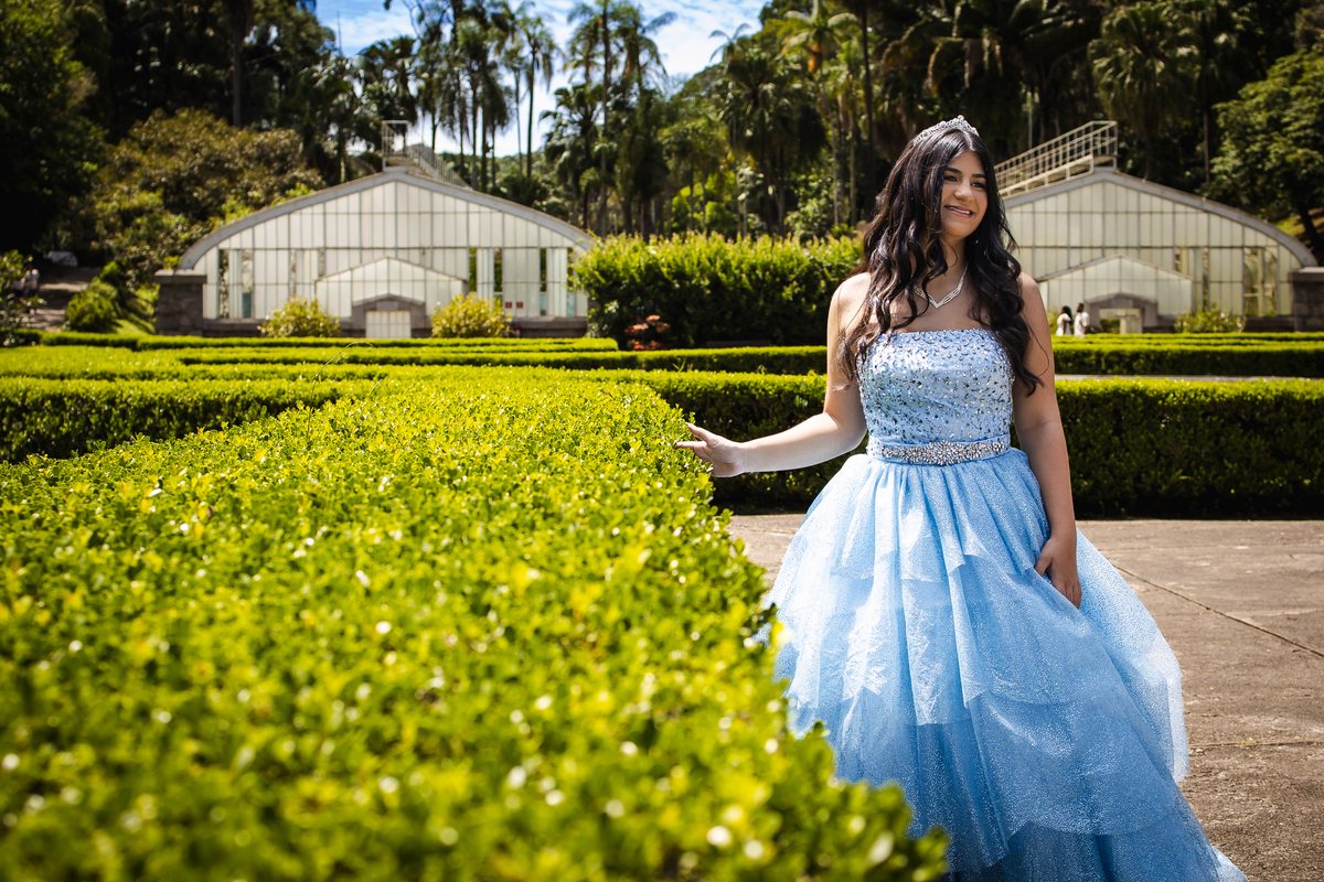 ensaio fotográfico, 15 anos, debutante, Museu do Ipiranga, museu, natureza, campo, vestido de debutante, luz natural, sol, elegância, juventude, celebração, flores, fotos externas, ensaio ao ar livre, beleza natural, sorriso, espontaneidade, emoção