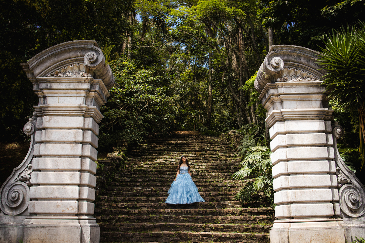 ensaio fotográfico, 15 anos, debutante, Museu do Ipiranga, museu, natureza, campo, vestido de debutante, luz natural, sol, elegância, juventude, celebração, flores, fotos externas, ensaio ao ar livre, beleza natural, sorriso, espontaneidade, emoção