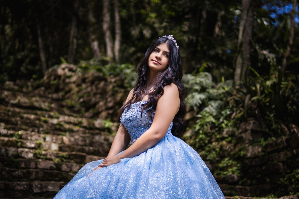 ensaio fotográfico, 15 anos, debutante, Museu do Ipiranga, museu, natureza, campo, vestido de debutante, luz natural, sol, elegância, juventude, celebração, flores, fotos externas, ensaio ao ar livre, beleza natural, sorriso, espontaneidade, emoção