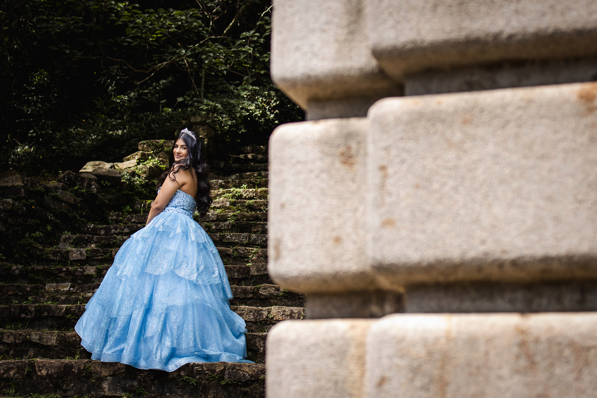 ensaio fotográfico, 15 anos, debutante, Museu do Ipiranga, museu, natureza, campo, vestido de debutante, luz natural, sol, elegância, juventude, celebração, flores, fotos externas, ensaio ao ar livre, beleza natural, sorriso, espontaneidade, emoção