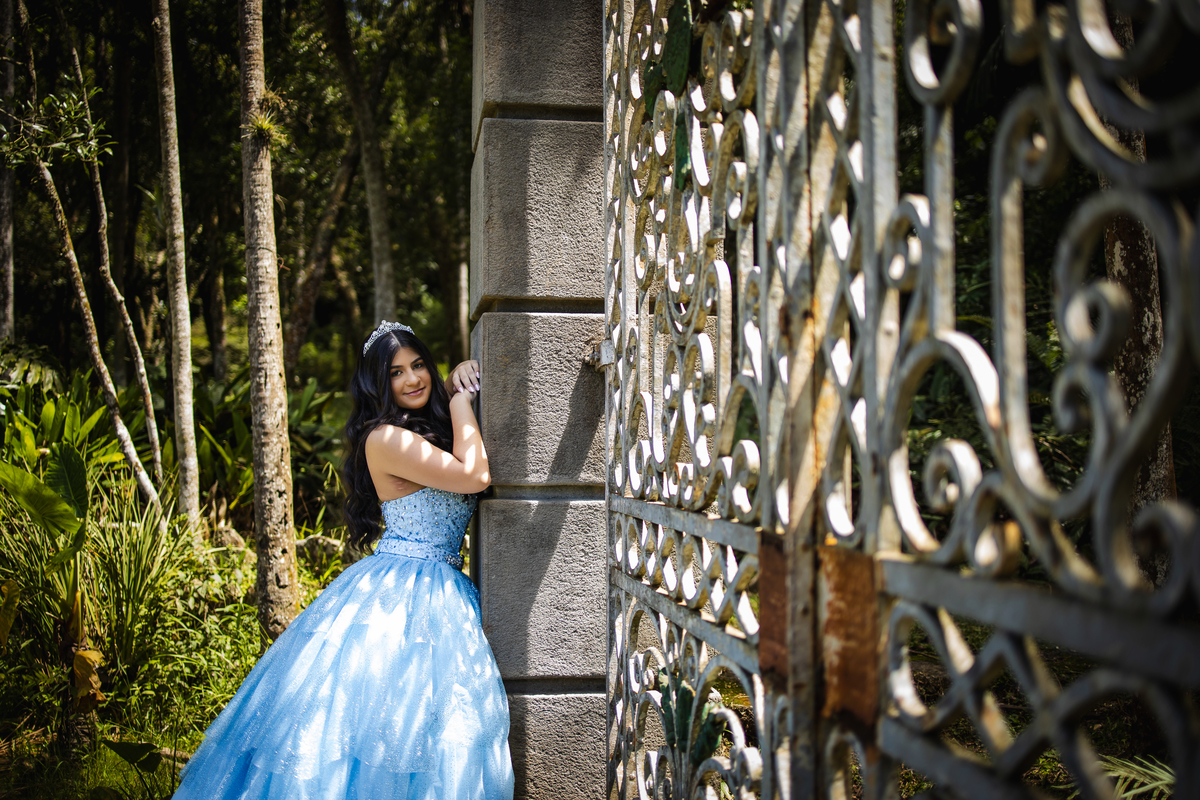ensaio fotográfico, 15 anos, debutante, Museu do Ipiranga, museu, natureza, campo, vestido de debutante, luz natural, sol, elegância, juventude, celebração, flores, fotos externas, ensaio ao ar livre, beleza natural, sorriso, espontaneidade, emoção