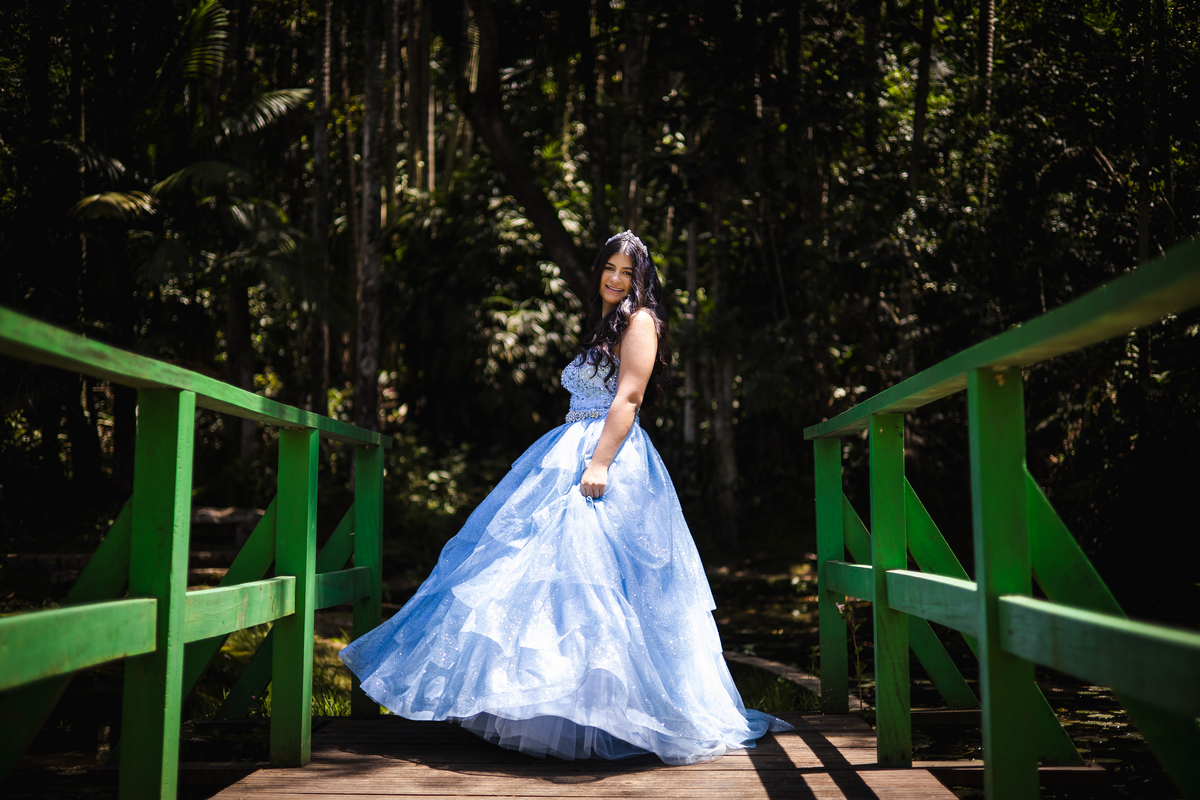 ensaio fotográfico, 15 anos, debutante, Museu do Ipiranga, museu, natureza, campo, vestido de debutante, luz natural, sol, elegância, juventude, celebração, flores, fotos externas, ensaio ao ar livre, beleza natural, sorriso, espontaneidade, emoção