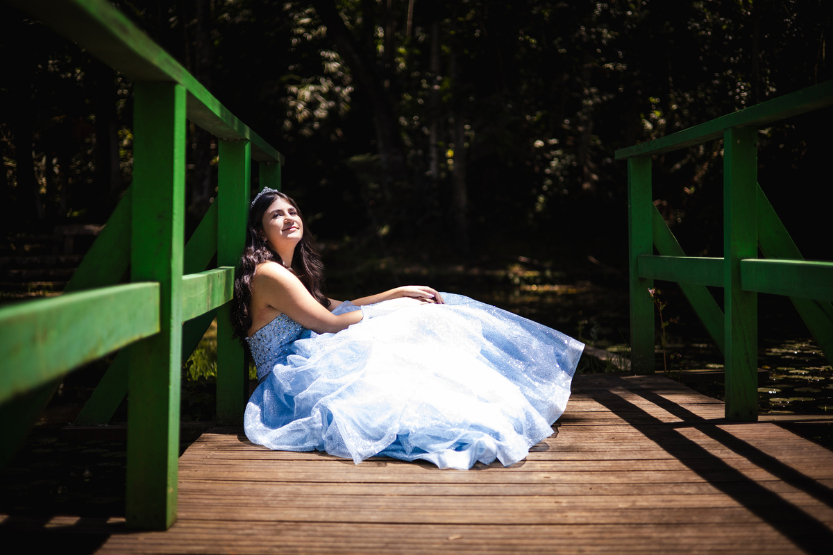 ensaio fotográfico, 15 anos, debutante, Museu do Ipiranga, museu, natureza, campo, vestido de debutante, luz natural, sol, elegância, juventude, celebração, flores, fotos externas, ensaio ao ar livre, beleza natural, sorriso, espontaneidade, emoção
