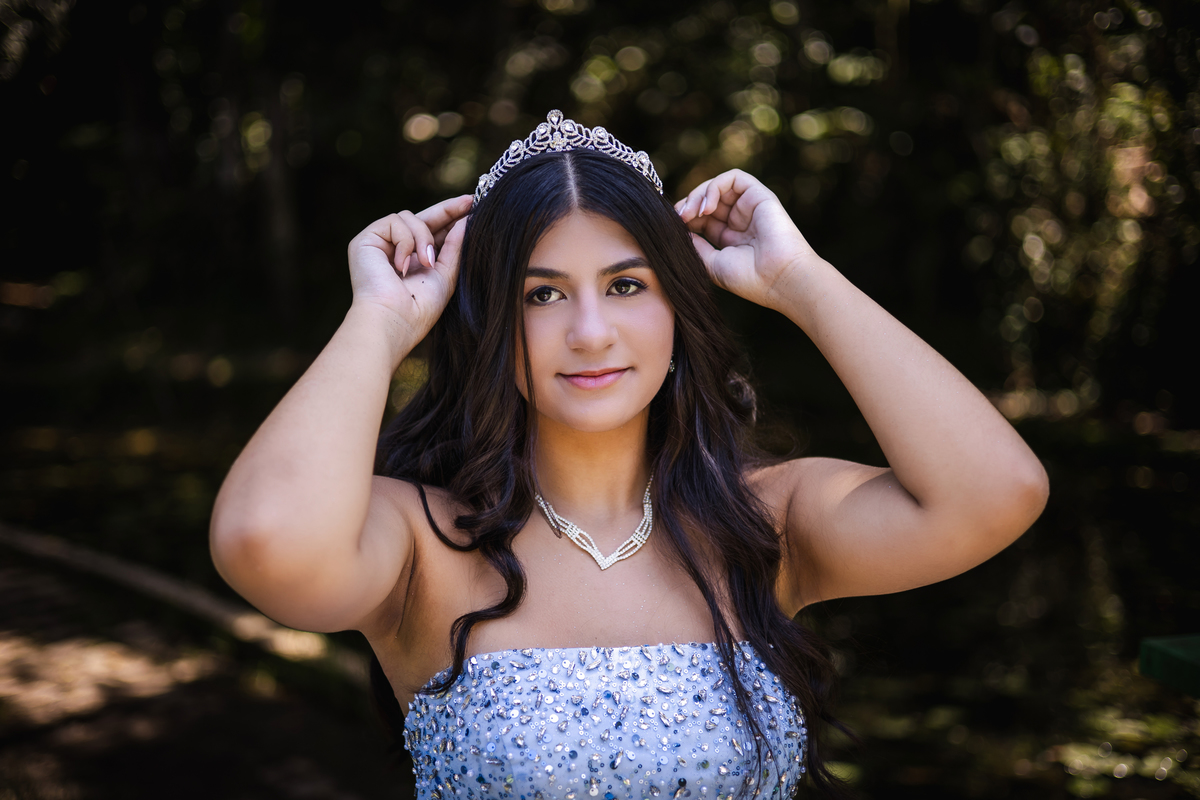 ensaio fotográfico, 15 anos, debutante, Museu do Ipiranga, museu, natureza, campo, vestido de debutante, luz natural, sol, elegância, juventude, celebração, flores, fotos externas, ensaio ao ar livre, beleza natural, sorriso, espontaneidade, emoção