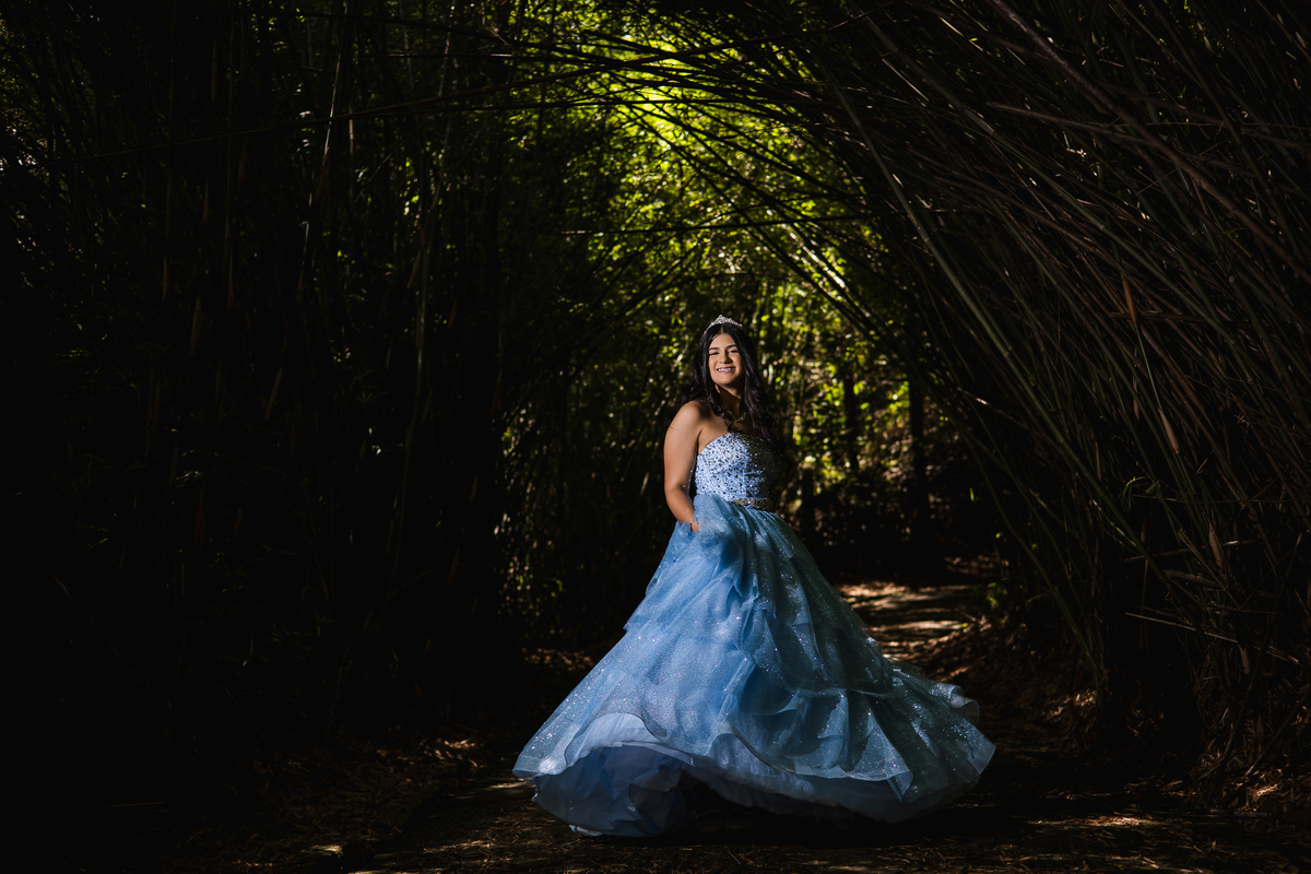 ensaio fotográfico, 15 anos, debutante, Museu do Ipiranga, museu, natureza, campo, vestido de debutante, luz natural, sol, elegância, juventude, celebração, flores, fotos externas, ensaio ao ar livre, beleza natural, sorriso, espontaneidade, emoção