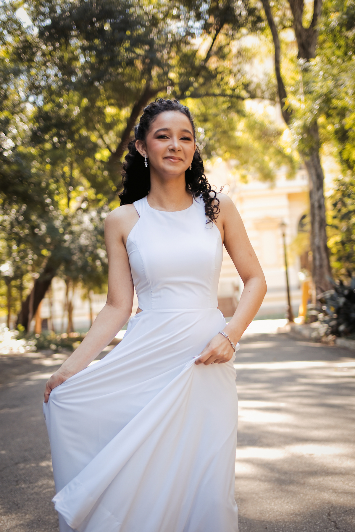 ensaio fotográfico, 15 anos, debutante, Museu do Ipiranga, museu, natureza, campo, vestido de debutante, luz natural, sol, elegância, juventude, celebração, flores, fotos externas, ensaio ao ar livre, beleza natural, sorriso, espontaneidade, emoção