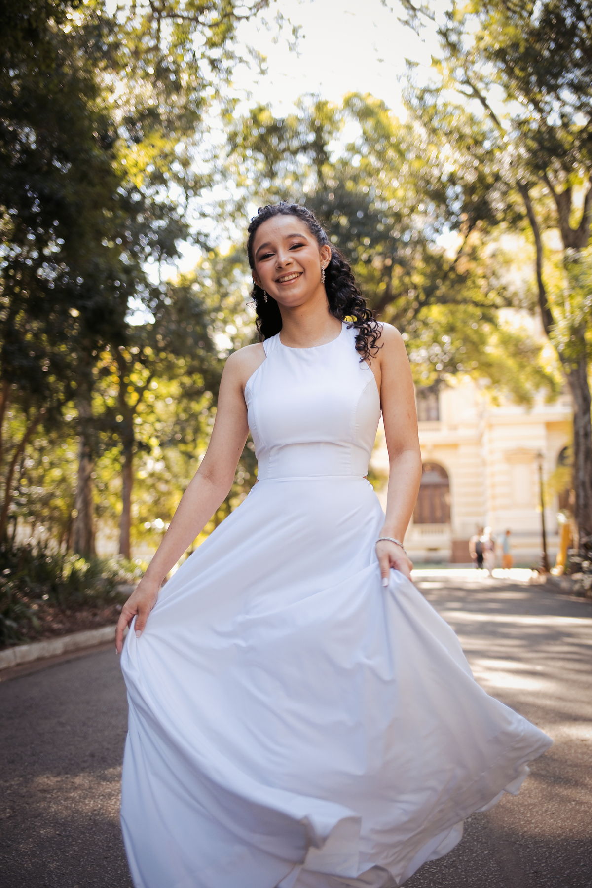 ensaio fotográfico, 15 anos, debutante, Museu do Ipiranga, museu, natureza, campo, vestido de debutante, luz natural, sol, elegância, juventude, celebração, flores, fotos externas, ensaio ao ar livre, beleza natural, sorriso, espontaneidade, emoção