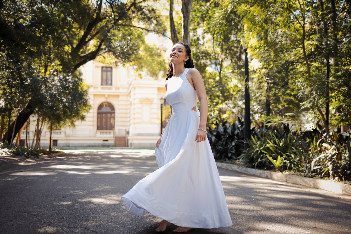 ensaio fotográfico, 15 anos, debutante, Museu do Ipiranga, museu, natureza, campo, vestido de debutante, luz natural, sol, elegância, juventude, celebração, flores, fotos externas, ensaio ao ar livre, beleza natural, sorriso, espontaneidade, emoção