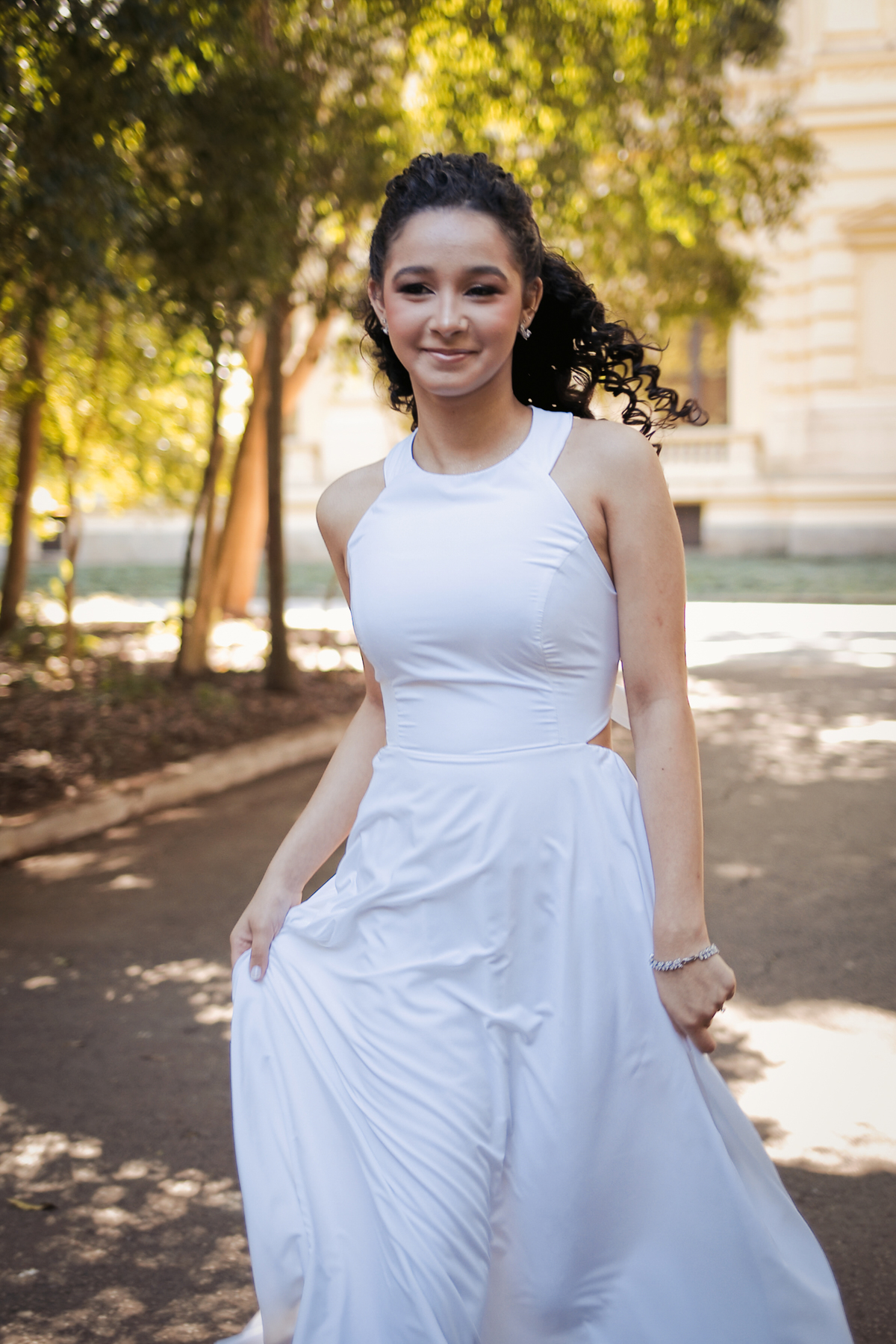 ensaio fotográfico, 15 anos, debutante, Museu do Ipiranga, museu, natureza, campo, vestido de debutante, luz natural, sol, elegância, juventude, celebração, flores, fotos externas, ensaio ao ar livre, beleza natural, sorriso, espontaneidade, emoção