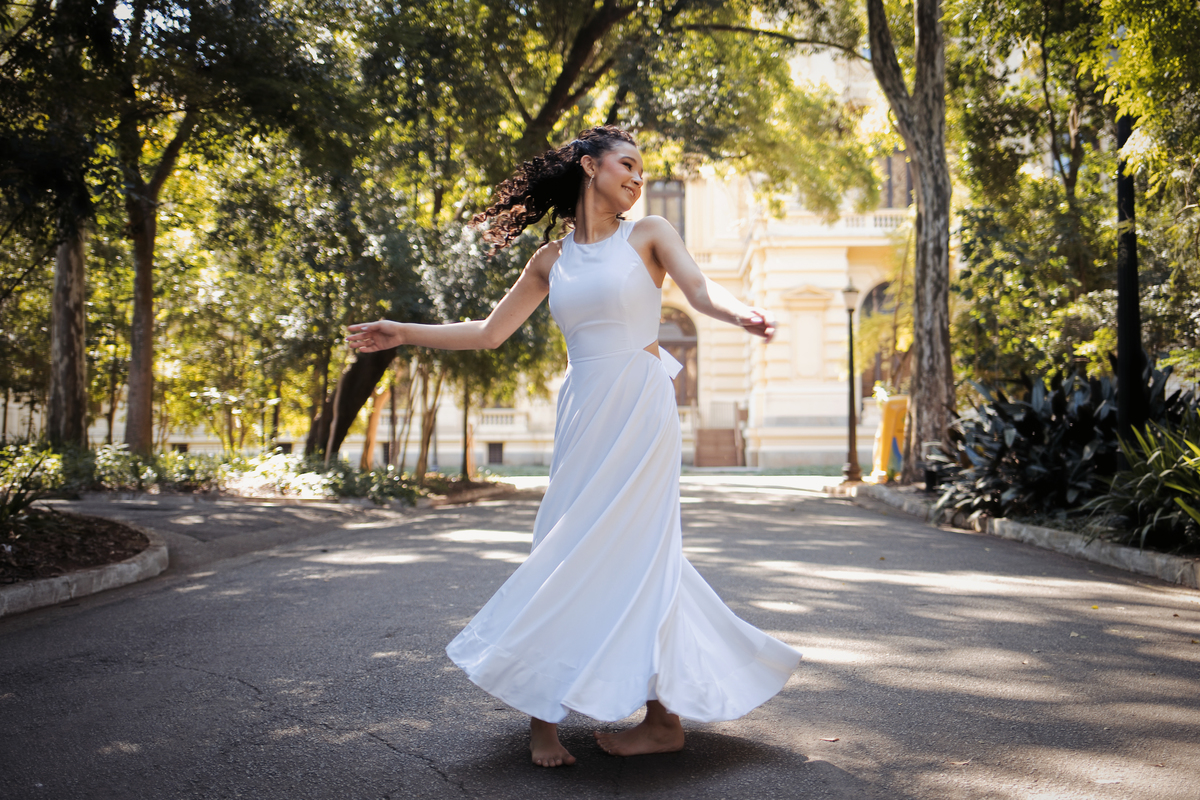 ensaio fotográfico, 15 anos, debutante, Museu do Ipiranga, museu, natureza, campo, vestido de debutante, luz natural, sol, elegância, juventude, celebração, flores, fotos externas, ensaio ao ar livre, beleza natural, sorriso, espontaneidade, emoção