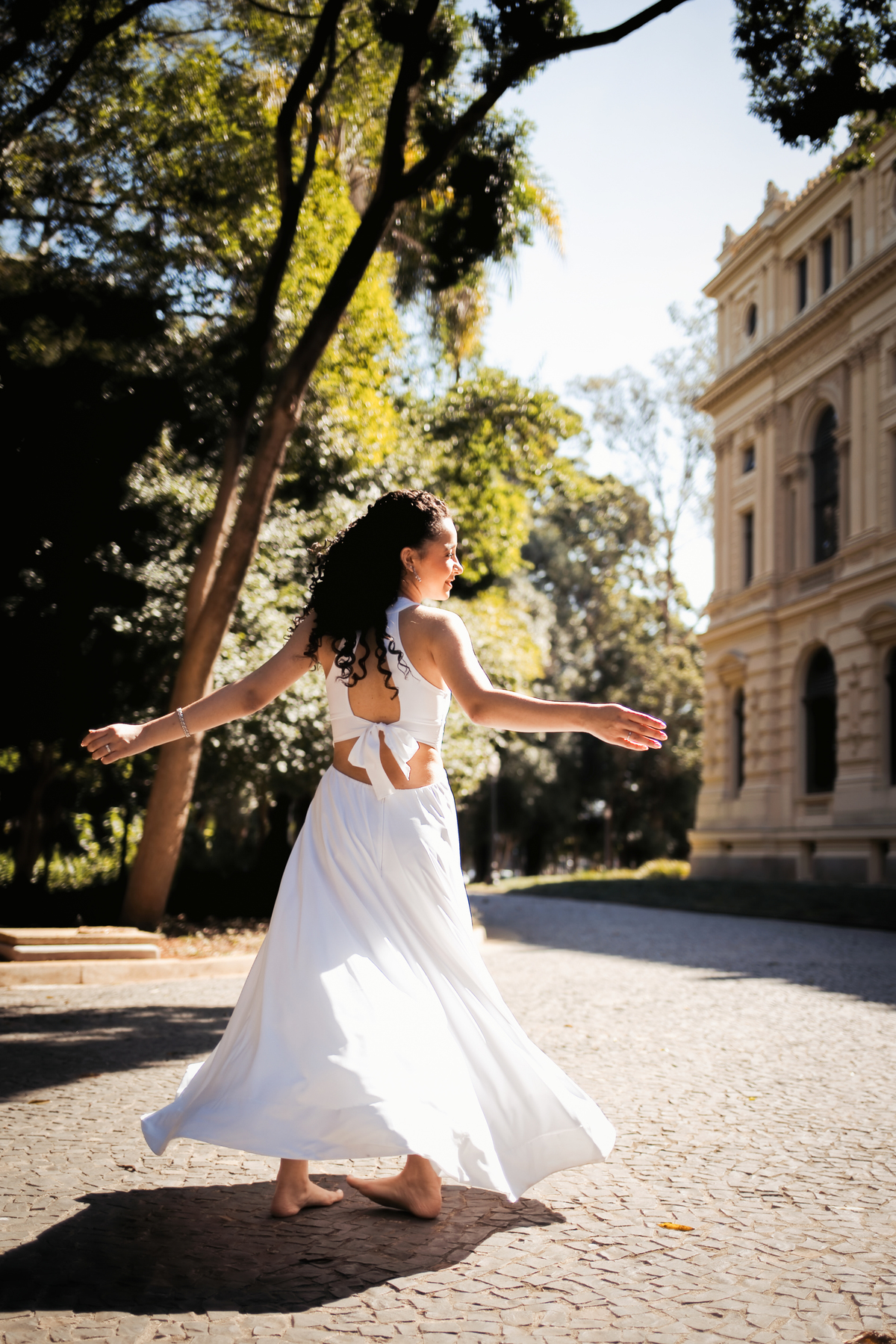 ensaio fotográfico, 15 anos, debutante, Museu do Ipiranga, museu, natureza, campo, vestido de debutante, luz natural, sol, elegância, juventude, celebração, flores, fotos externas, ensaio ao ar livre, beleza natural, sorriso, espontaneidade, emoção