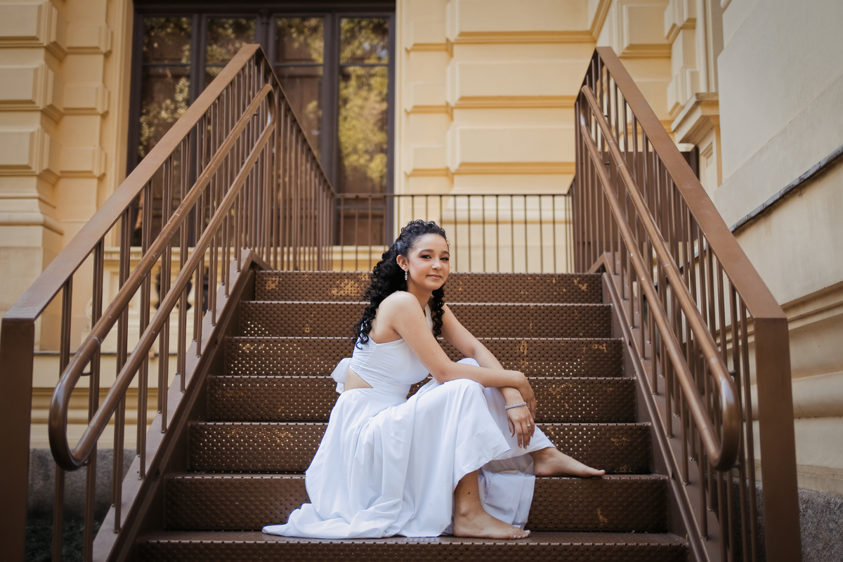 ensaio fotográfico, 15 anos, debutante, Museu do Ipiranga, museu, natureza, campo, vestido de debutante, luz natural, sol, elegância, juventude, celebração, flores, fotos externas, ensaio ao ar livre, beleza natural, sorriso, espontaneidade, emoção