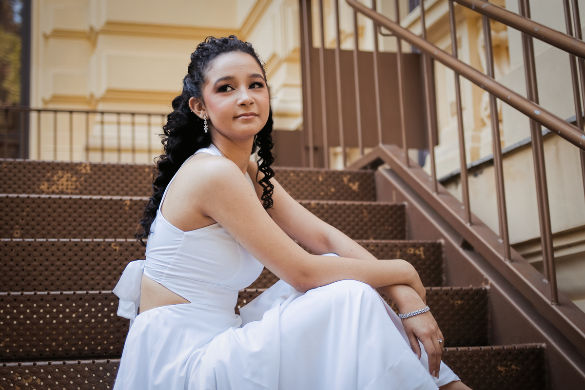 ensaio fotográfico, 15 anos, debutante, Museu do Ipiranga, museu, natureza, campo, vestido de debutante, luz natural, sol, elegância, juventude, celebração, flores, fotos externas, ensaio ao ar livre, beleza natural, sorriso, espontaneidade, emoção