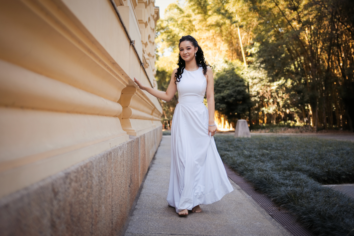 ensaio fotográfico, 15 anos, debutante, Museu do Ipiranga, museu, natureza, campo, vestido de debutante, luz natural, sol, elegância, juventude, celebração, flores, fotos externas, ensaio ao ar livre, beleza natural, sorriso, espontaneidade, emoção