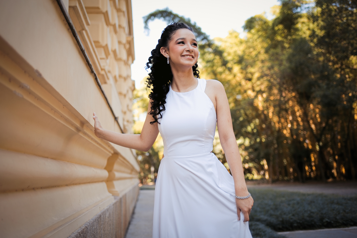ensaio fotográfico, 15 anos, debutante, Museu do Ipiranga, museu, natureza, campo, vestido de debutante, luz natural, sol, elegância, juventude, celebração, flores, fotos externas, ensaio ao ar livre, beleza natural, sorriso, espontaneidade, emoção