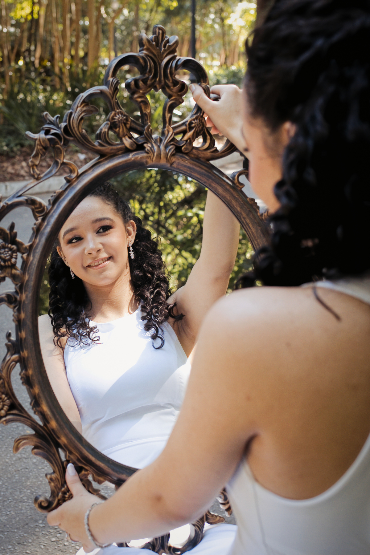 ensaio fotográfico, 15 anos, debutante, Museu do Ipiranga, museu, natureza, campo, vestido de debutante, luz natural, sol, elegância, juventude, celebração, flores, fotos externas, ensaio ao ar livre, beleza natural, sorriso, espontaneidade, emoção
