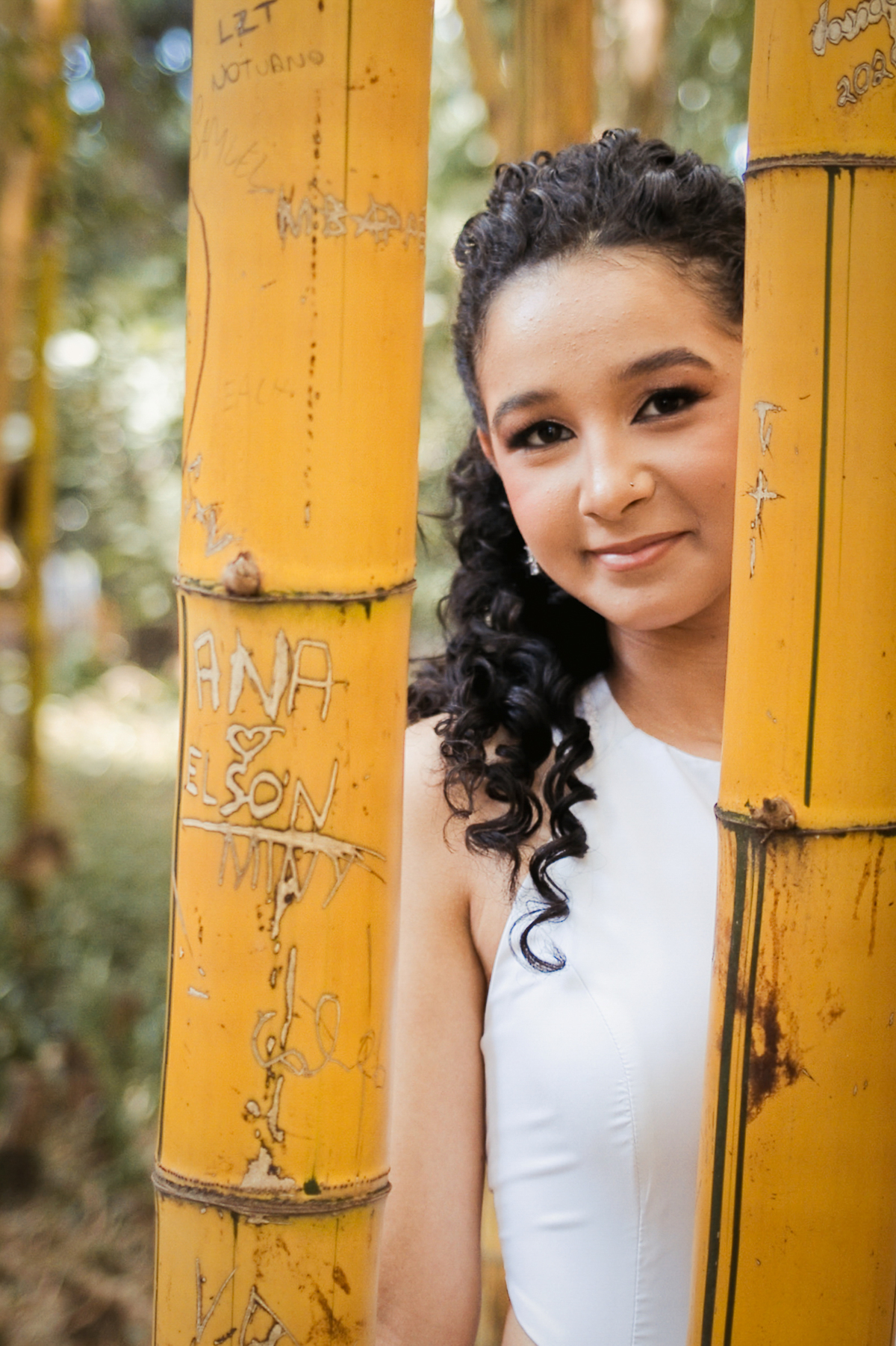 ensaio fotográfico, 15 anos, debutante, Museu do Ipiranga, museu, natureza, campo, vestido de debutante, luz natural, sol, elegância, juventude, celebração, flores, fotos externas, ensaio ao ar livre, beleza natural, sorriso, espontaneidade, emoção