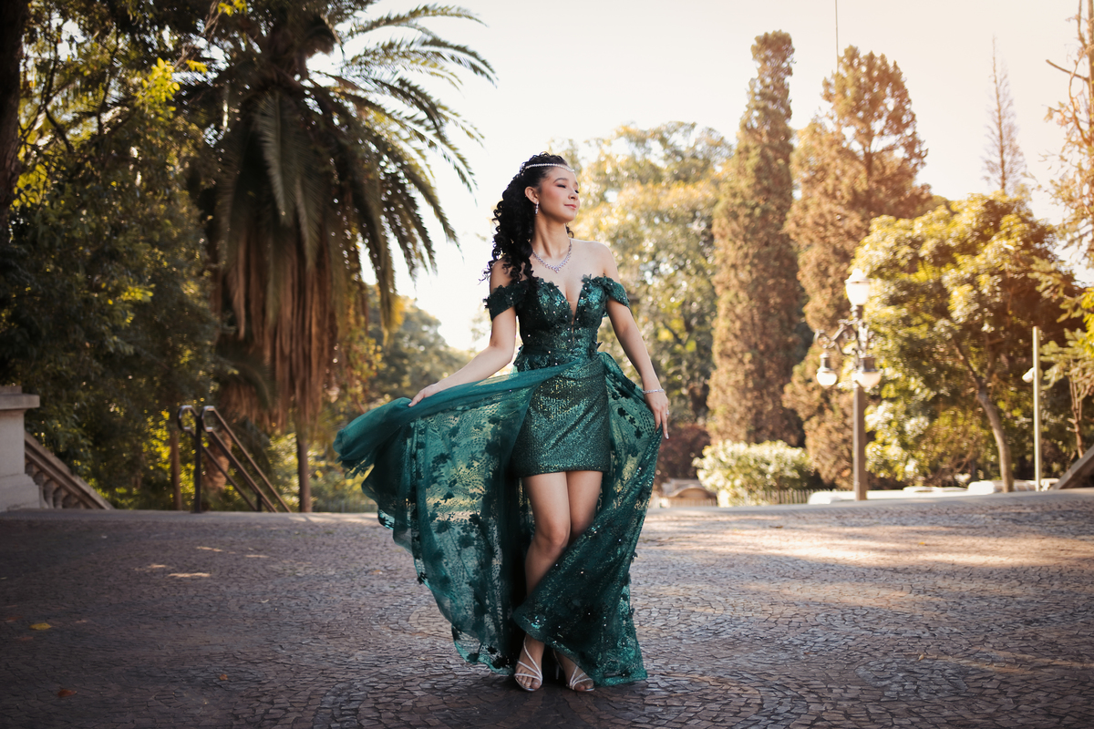 ensaio fotográfico, 15 anos, debutante, Museu do Ipiranga, museu, natureza, campo, vestido de debutante, luz natural, sol, elegância, juventude, celebração, flores, fotos externas, ensaio ao ar livre, beleza natural, sorriso, espontaneidade, emoção