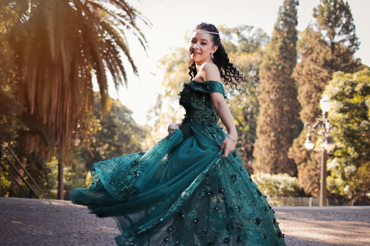 ensaio fotográfico, 15 anos, debutante, Museu do Ipiranga, museu, natureza, campo, vestido de debutante, luz natural, sol, elegância, juventude, celebração, flores, fotos externas, ensaio ao ar livre, beleza natural, sorriso, espontaneidade, emoção