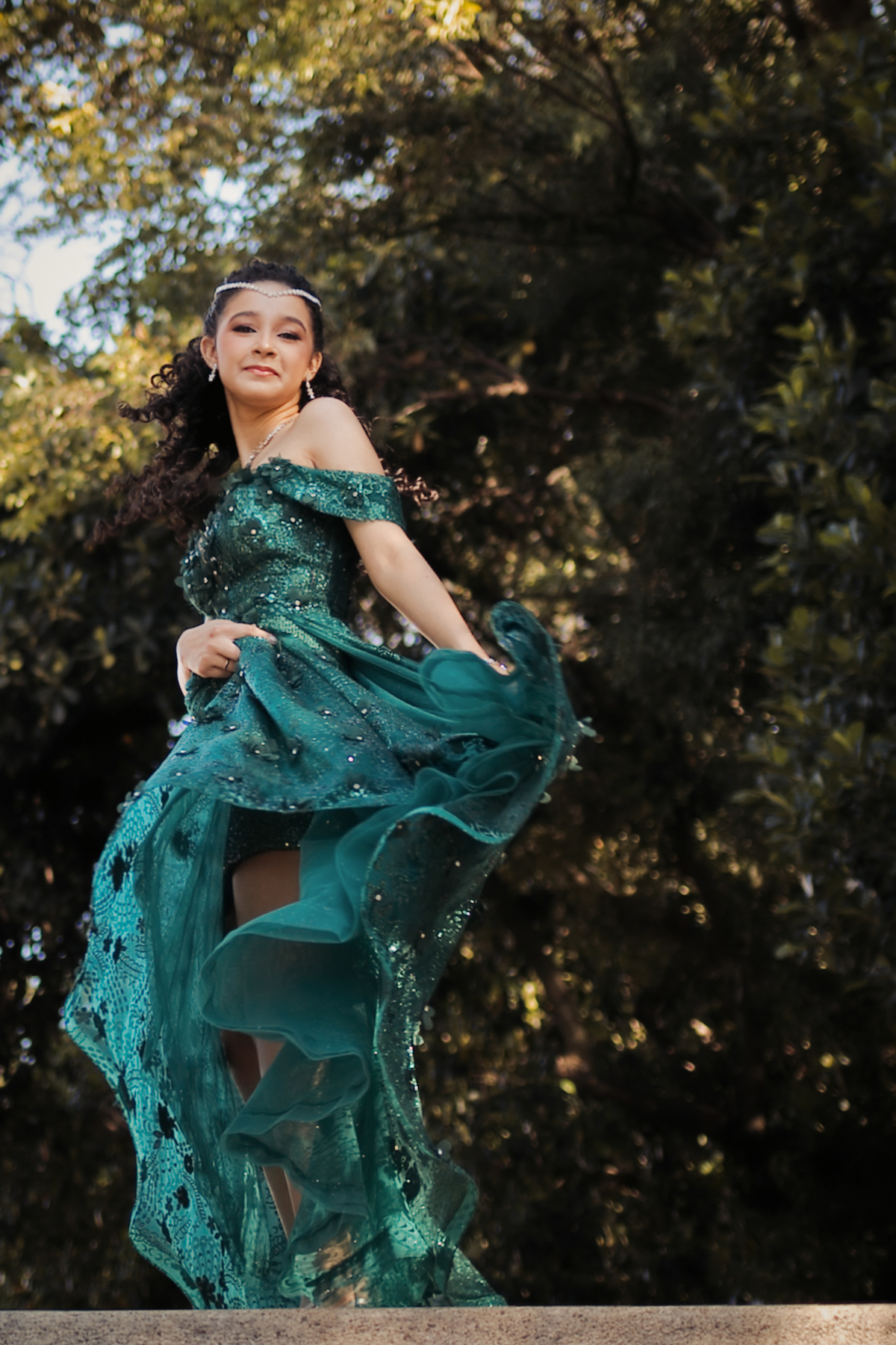 ensaio fotográfico, 15 anos, debutante, Museu do Ipiranga, museu, natureza, campo, vestido de debutante, luz natural, sol, elegância, juventude, celebração, flores, fotos externas, ensaio ao ar livre, beleza natural, sorriso, espontaneidade, emoção