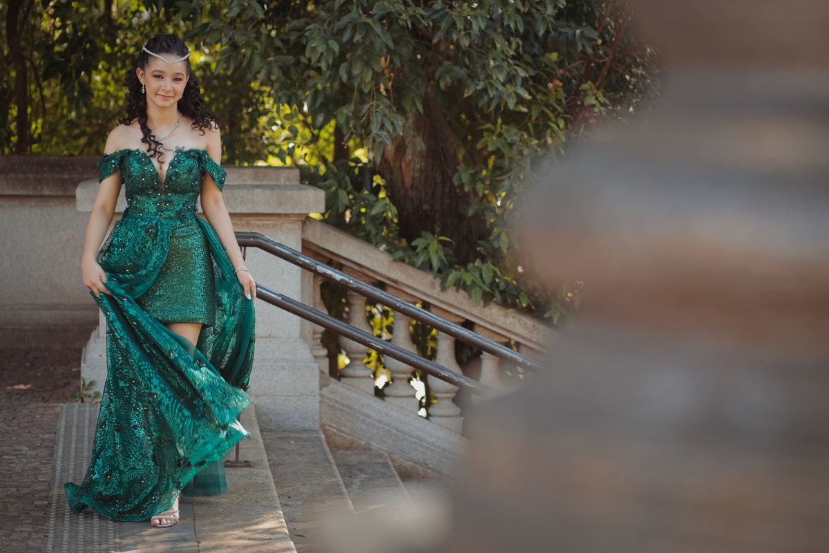 ensaio fotográfico, 15 anos, debutante, Museu do Ipiranga, museu, natureza, campo, vestido de debutante, luz natural, sol, elegância, juventude, celebração, flores, fotos externas, ensaio ao ar livre, beleza natural, sorriso, espontaneidade, emoção