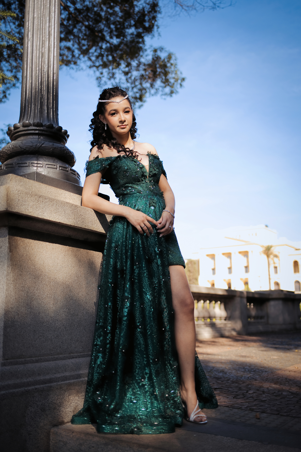 ensaio fotográfico, 15 anos, debutante, Museu do Ipiranga, museu, natureza, campo, vestido de debutante, luz natural, sol, elegância, juventude, celebração, flores, fotos externas, ensaio ao ar livre, beleza natural, sorriso, espontaneidade, emoção