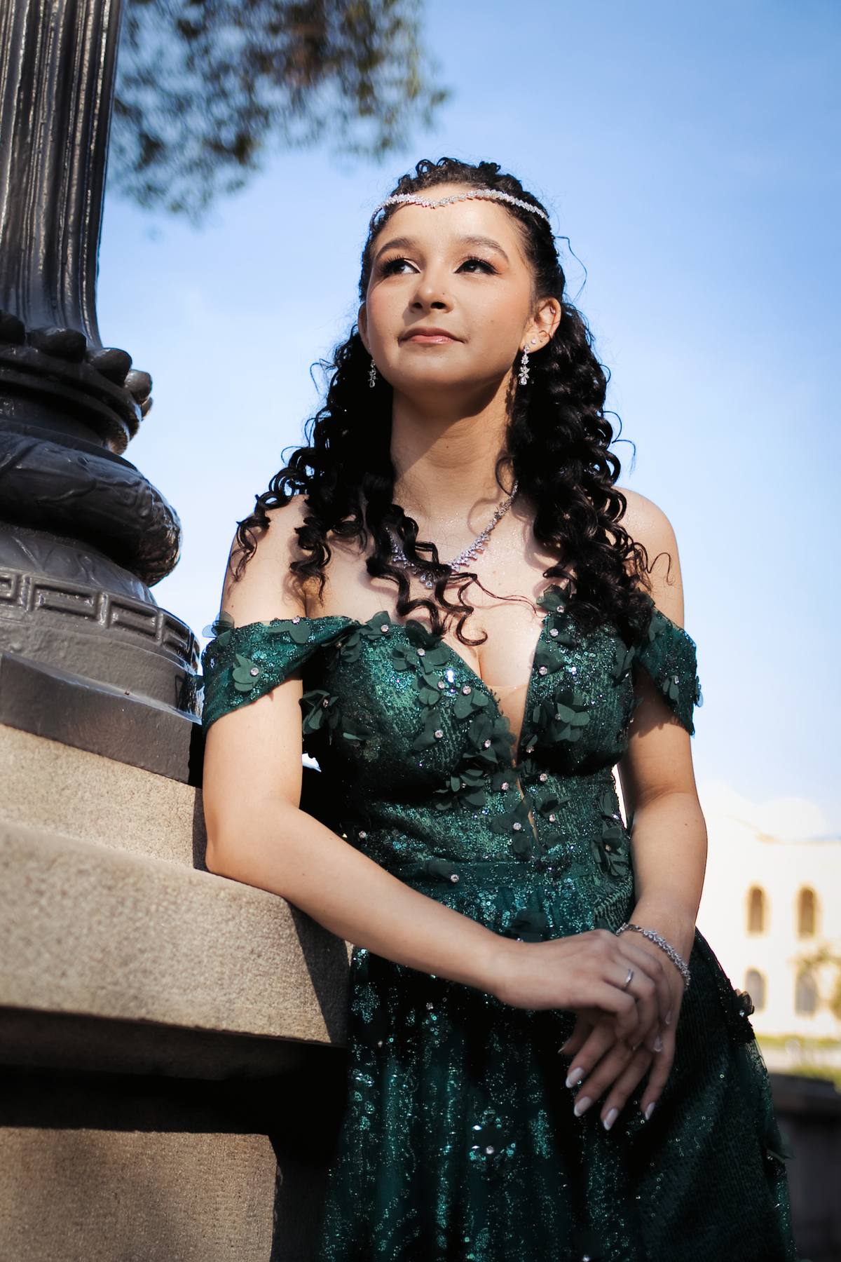 ensaio fotográfico, 15 anos, debutante, Museu do Ipiranga, museu, natureza, campo, vestido de debutante, luz natural, sol, elegância, juventude, celebração, flores, fotos externas, ensaio ao ar livre, beleza natural, sorriso, espontaneidade, emoção