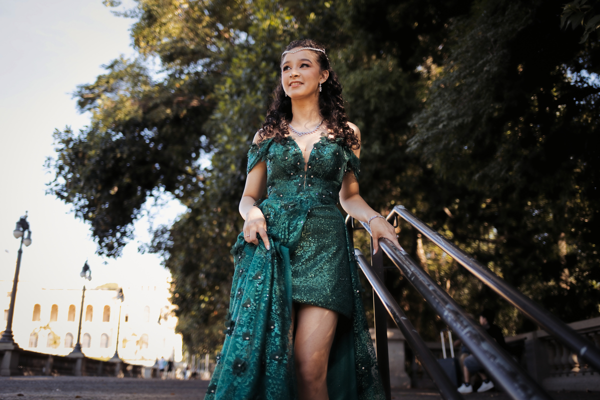 ensaio fotográfico, 15 anos, debutante, Museu do Ipiranga, museu, natureza, campo, vestido de debutante, luz natural, sol, elegância, juventude, celebração, flores, fotos externas, ensaio ao ar livre, beleza natural, sorriso, espontaneidade, emoção
