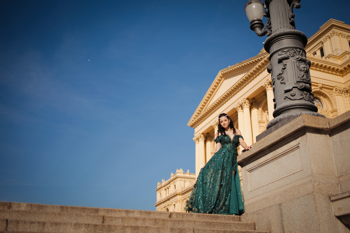 ensaio fotográfico, 15 anos, debutante, Museu do Ipiranga, museu, natureza, campo, vestido de debutante, luz natural, sol, elegância, juventude, celebração, flores, fotos externas, ensaio ao ar livre, beleza natural, sorriso, espontaneidade, emoção