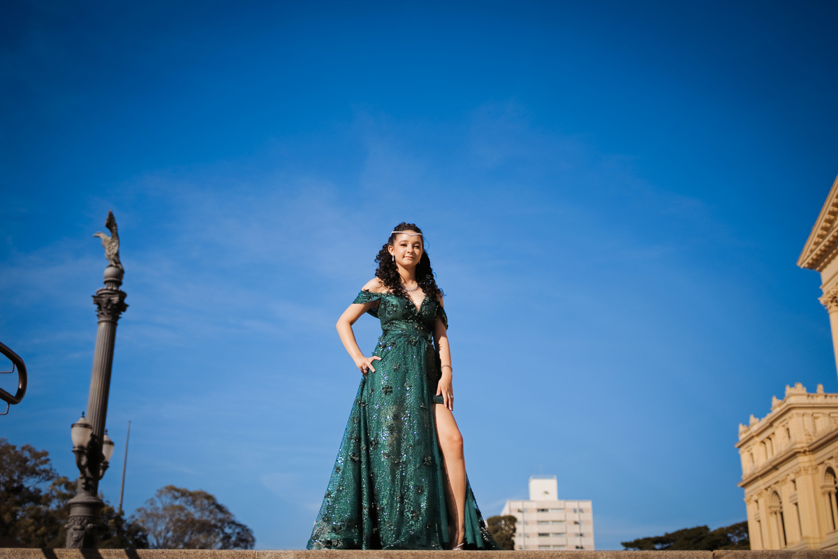ensaio fotográfico, 15 anos, debutante, Museu do Ipiranga, museu, natureza, campo, vestido de debutante, luz natural, sol, elegância, juventude, celebração, flores, fotos externas, ensaio ao ar livre, beleza natural, sorriso, espontaneidade, emoção