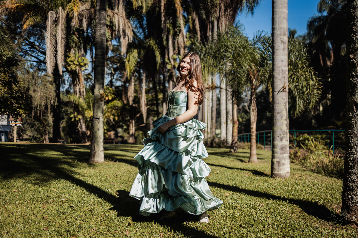 ensaio fotográfico, 15 anos, debutante, Jardim Botânico , museu, natureza, campo, vestido de debutante, luz natural, sol, elegância, juventude, celebração, flores, fotos externas, ensaio ao ar livre, beleza natural, sorriso, espontaneidade, emoção