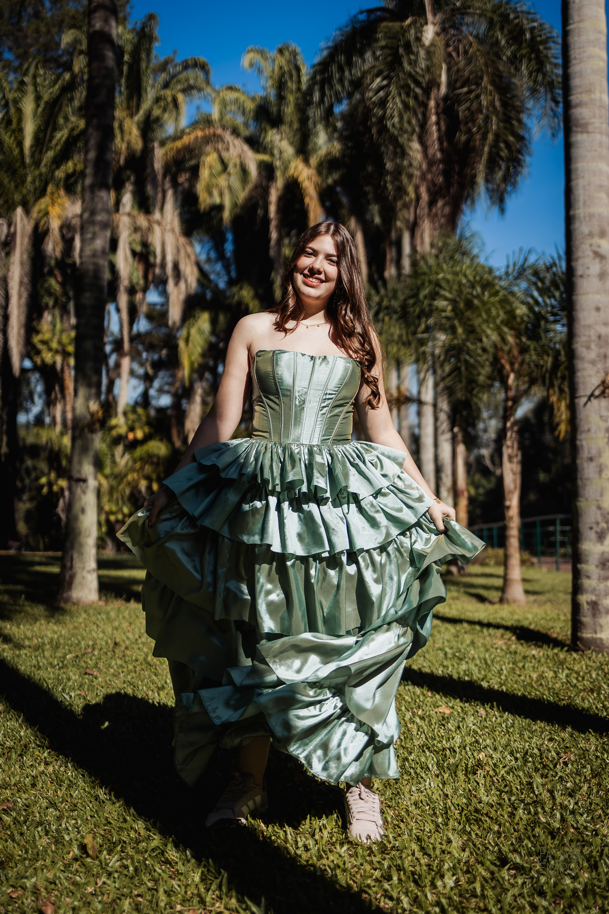 ensaio fotográfico, 15 anos, debutante, Jardim Botânico , museu, natureza, campo, vestido de debutante, luz natural, sol, elegância, juventude, celebração, flores, fotos externas, ensaio ao ar livre, beleza natural, sorriso, espontaneidade, emoção