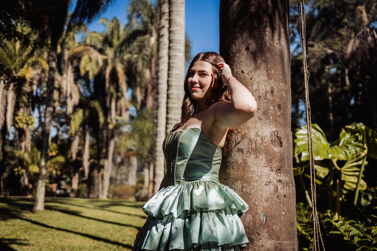 ensaio fotográfico, 15 anos, debutante, Jardim Botânico , museu, natureza, campo, vestido de debutante, luz natural, sol, elegância, juventude, celebração, flores, fotos externas, ensaio ao ar livre, beleza natural, sorriso, espontaneidade, emoção