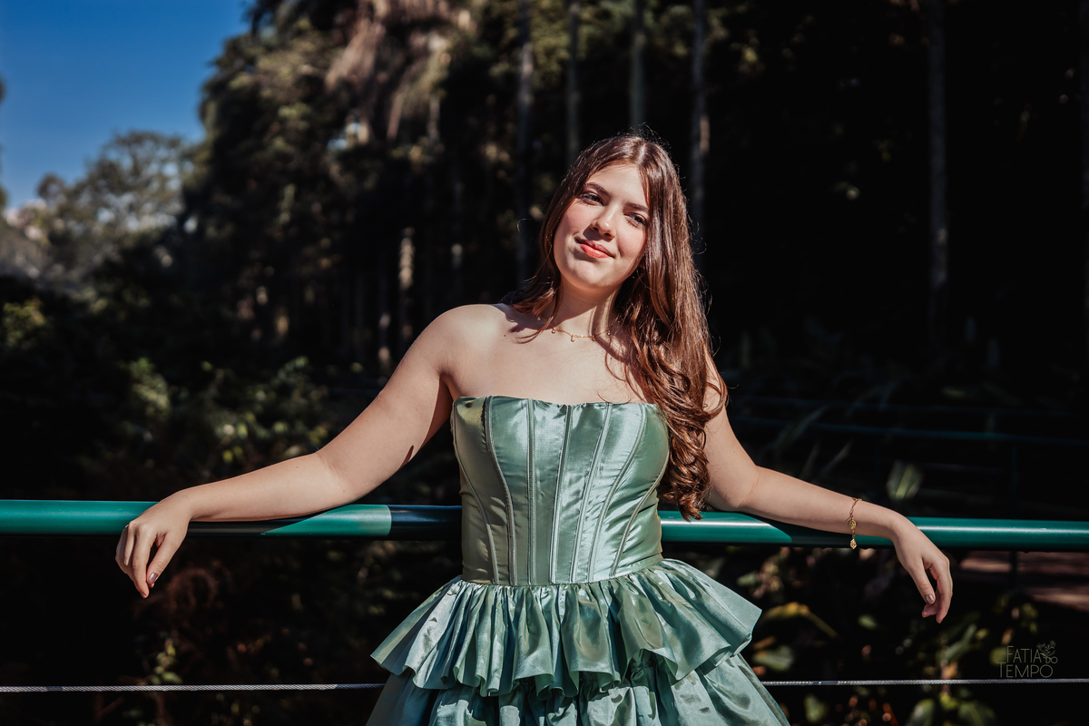 ensaio fotográfico, 15 anos, debutante, Jardim Botânico , museu, natureza, campo, vestido de debutante, luz natural, sol, elegância, juventude, celebração, flores, fotos externas, ensaio ao ar livre, beleza natural, sorriso, espontaneidade, emoção