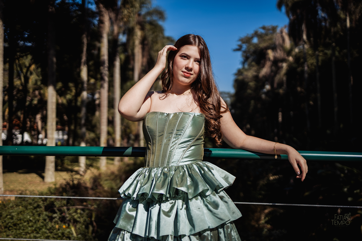 ensaio fotográfico, 15 anos, debutante, Jardim Botânico , museu, natureza, campo, vestido de debutante, luz natural, sol, elegância, juventude, celebração, flores, fotos externas, ensaio ao ar livre, beleza natural, sorriso, espontaneidade, emoção