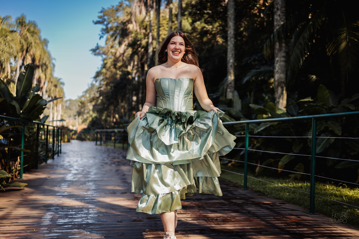 ensaio fotográfico, 15 anos, debutante, Jardim Botânico , museu, natureza, campo, vestido de debutante, luz natural, sol, elegância, juventude, celebração, flores, fotos externas, ensaio ao ar livre, beleza natural, sorriso, espontaneidade, emoção