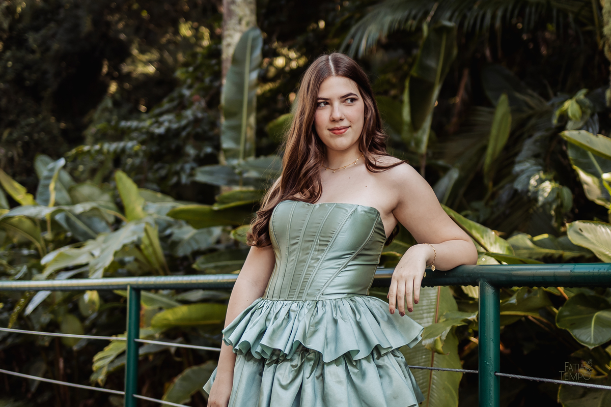 ensaio fotográfico, 15 anos, debutante, Jardim Botânico , museu, natureza, campo, vestido de debutante, luz natural, sol, elegância, juventude, celebração, flores, fotos externas, ensaio ao ar livre, beleza natural, sorriso, espontaneidade, emoção