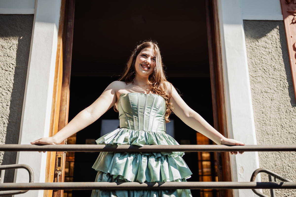 ensaio fotográfico, 15 anos, debutante, Jardim Botânico , museu, natureza, campo, vestido de debutante, luz natural, sol, elegância, juventude, celebração, flores, fotos externas, ensaio ao ar livre, beleza natural, sorriso, espontaneidade, emoção