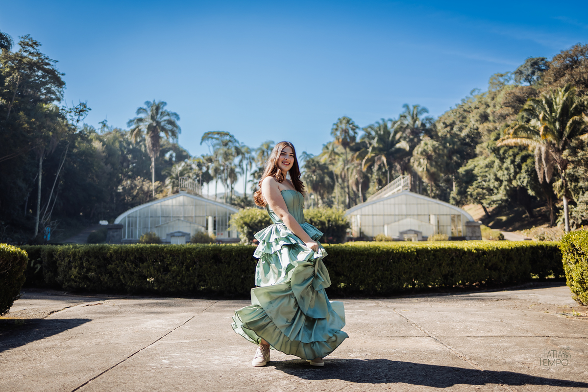 ensaio fotográfico, 15 anos, debutante, Jardim Botânico , museu, natureza, campo, vestido de debutante, luz natural, sol, elegância, juventude, celebração, flores, fotos externas, ensaio ao ar livre, beleza natural, sorriso, espontaneidade, emoção