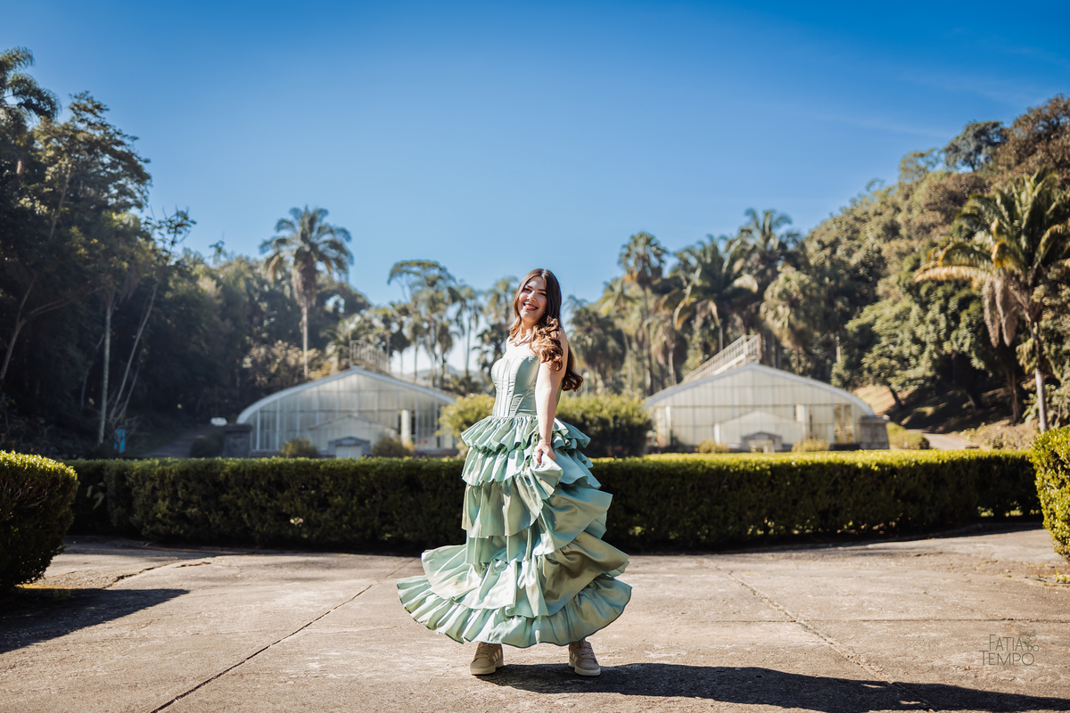 ensaio fotográfico, 15 anos, debutante, Jardim Botânico , museu, natureza, campo, vestido de debutante, luz natural, sol, elegância, juventude, celebração, flores, fotos externas, ensaio ao ar livre, beleza natural, sorriso, espontaneidade, emoção