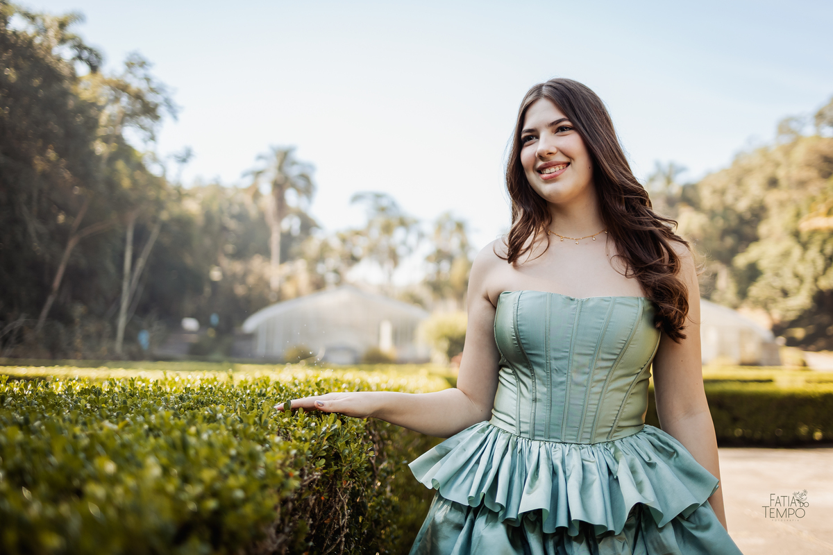 ensaio fotográfico, 15 anos, debutante, Jardim Botânico , museu, natureza, campo, vestido de debutante, luz natural, sol, elegância, juventude, celebração, flores, fotos externas, ensaio ao ar livre, beleza natural, sorriso, espontaneidade, emoção