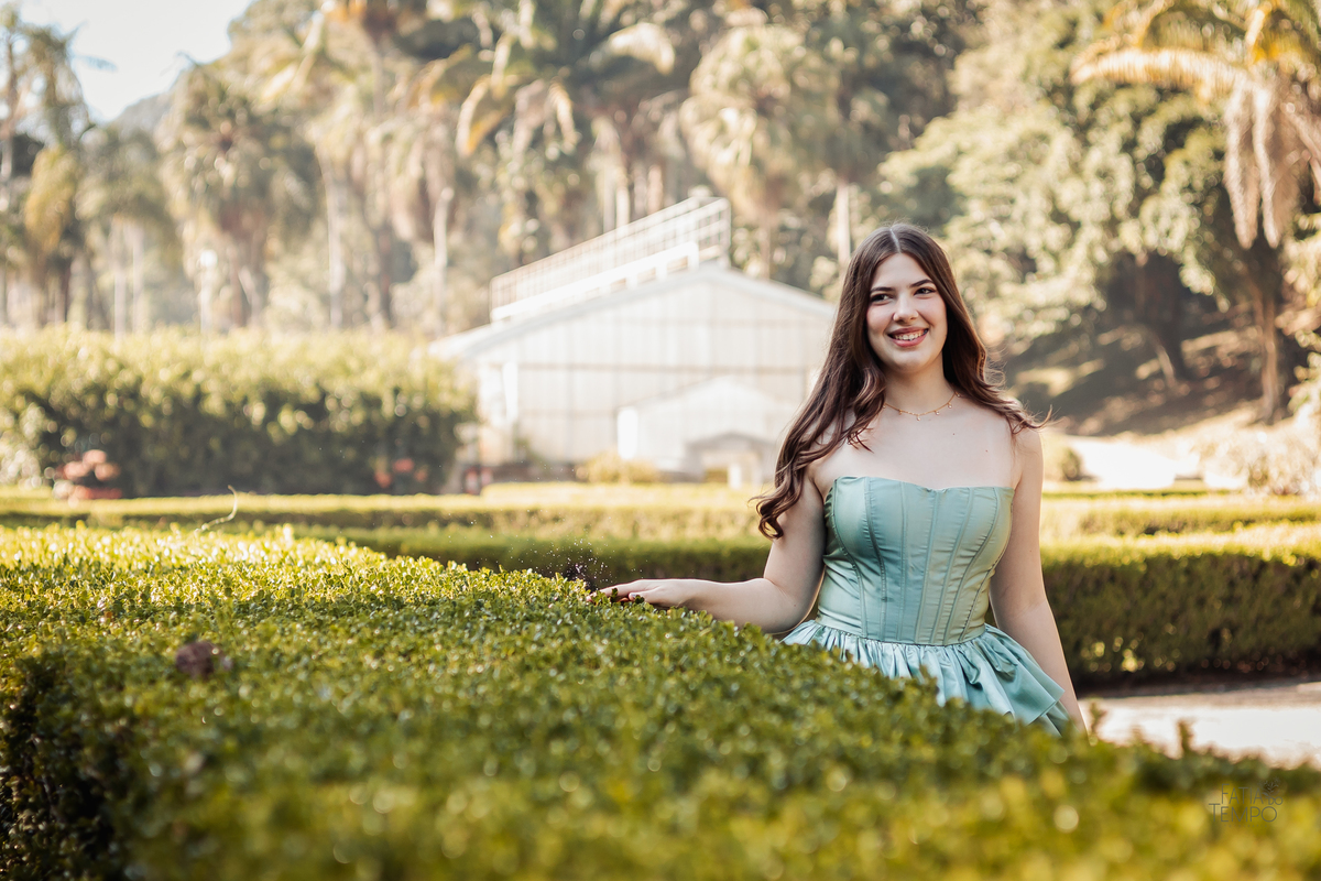 ensaio fotográfico, 15 anos, debutante, Jardim Botânico , museu, natureza, campo, vestido de debutante, luz natural, sol, elegância, juventude, celebração, flores, fotos externas, ensaio ao ar livre, beleza natural, sorriso, espontaneidade, emoção