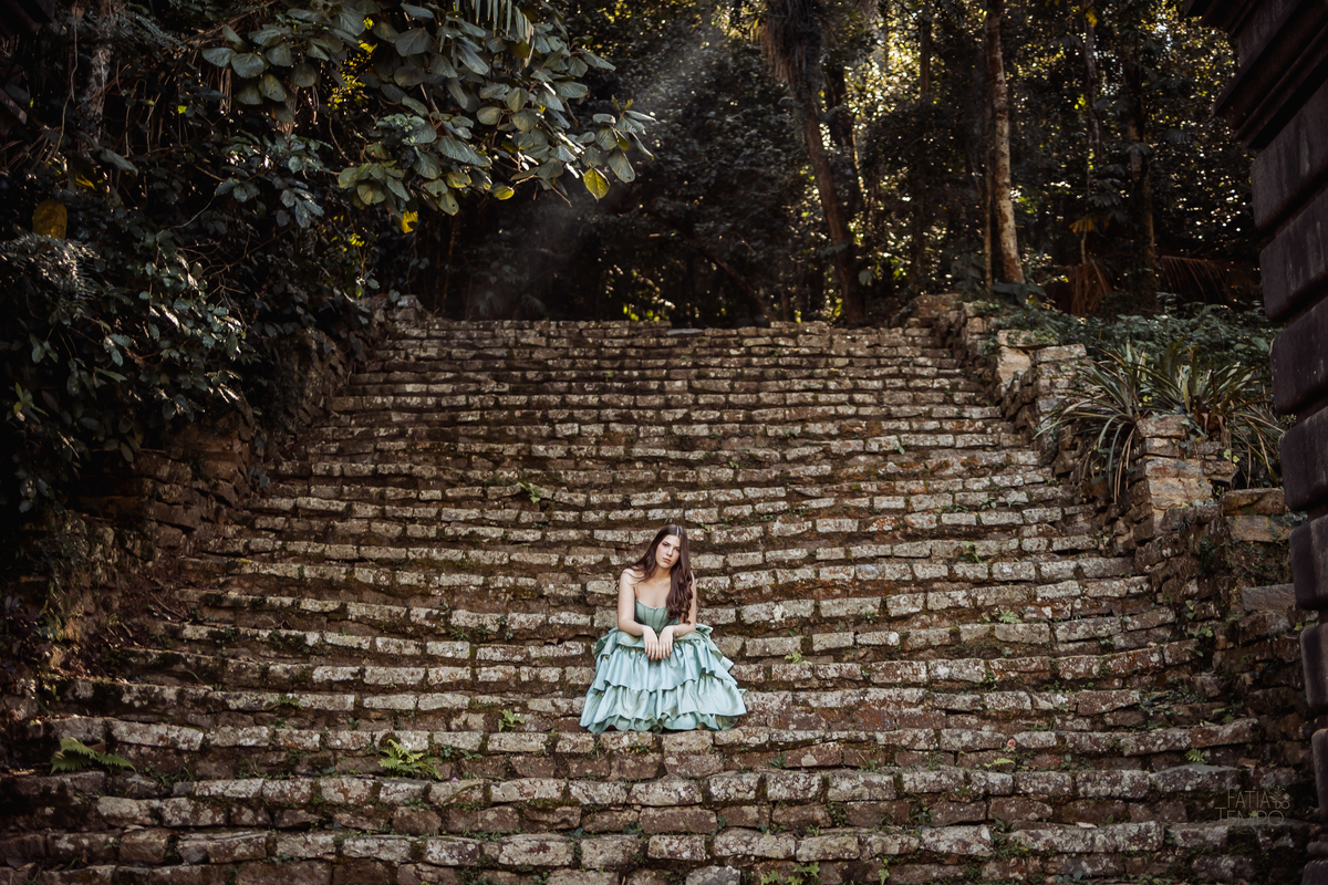 ensaio fotográfico, 15 anos, debutante, Jardim Botânico , museu, natureza, campo, vestido de debutante, luz natural, sol, elegância, juventude, celebração, flores, fotos externas, ensaio ao ar livre, beleza natural, sorriso, espontaneidade, emoção